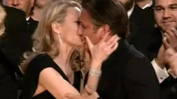 La esposa de Sean Penn presentó una solicitud de divorcio en el condado de Marin, California, el cual establece que la pareja acordó compartir la custodia de su hijo de 16 años, Hopper Jack.