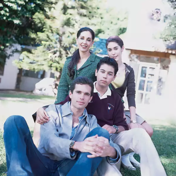 María Elvia Amaya, Ana Guadalupe, Alejandro y Carlos Andrés Hank en la casa de Agua Caliente en Tijuana.