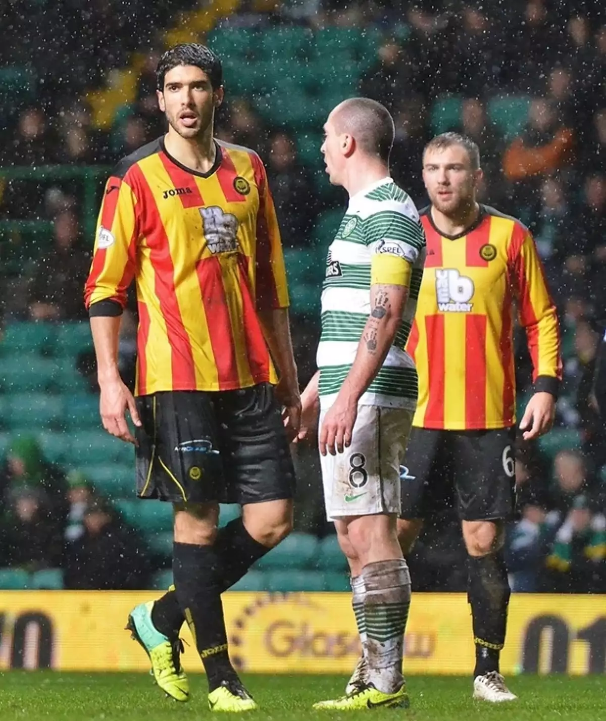 Si el apellido Rojo de la Vega no era suficiente para volverlo uno de los solteros más codiciados, su carrera como futbolista que lo ha llevado a conquistar Glasgow seguramente lo es.