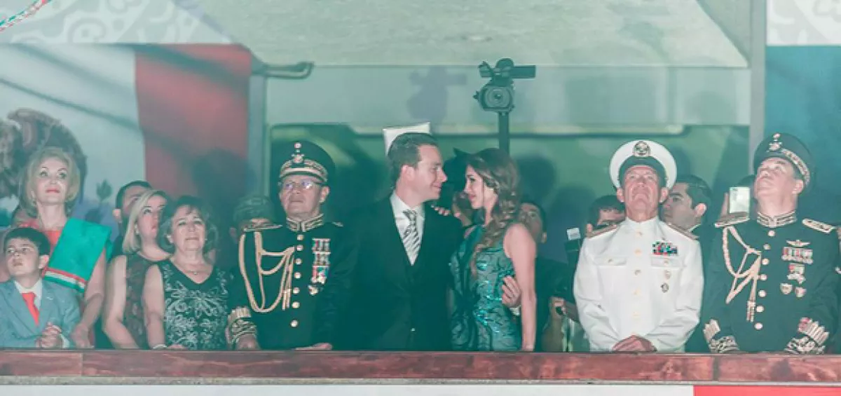 La pareja se mostró muy enamorada ante cientos de chiapanecos que se congregaron para dar el tradicional grito de independencia.