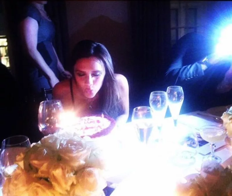 La diseñadora y su esposo organizaron una fiesta en el exclusivo Arts Club de Londres, donde sus ex compañeras Emma y Mel C festejaron los 40 años de Victoria, que cumplió el pasado 17 de abril.