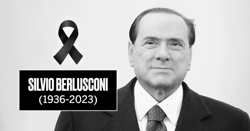 En esta foto de archivo tomada el 23 de septiembre de 2022, el líder del partido de derecha italiano "Forza Italia", Silvio Berlusconi reconoce los aplausos en el escenario del teatro Manzoni en Milán durante una reunión que cerró la campaña de su partido para las elecciones generales del 25 de septiembre.