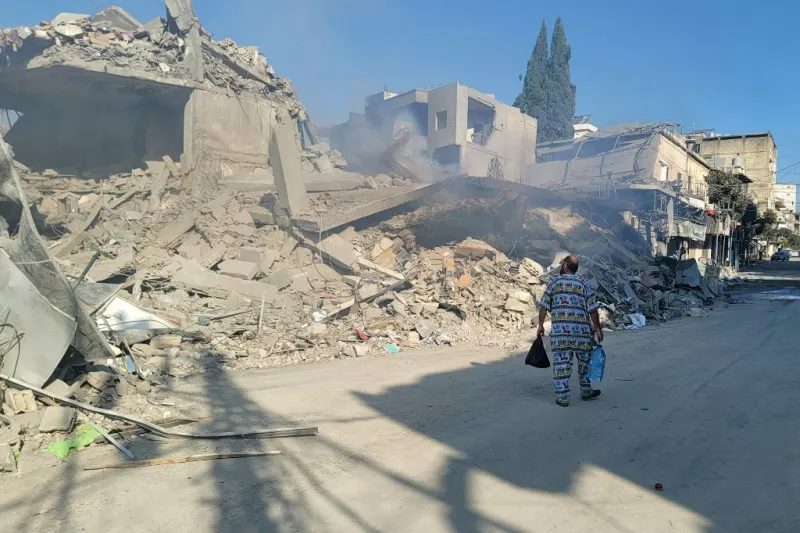 Un hombre pasa por delante de los escombros de una tienda un día después de que un ataque aéreo israelí apuntara al mercado de la ciudad libanesa de Nabatiyeh, en el sur de octubre de 2024. Los aviones de guerra israelíes golpearon un mercado en la ciudad sureña de Nabatiyeh el 12 de octubre, y luego una mezquita de 100 años de antigüedad en un pueblo cerca de la frontera el domingo, según la Agencia Nacional de Noticias (NNA) oficial del Líbano.