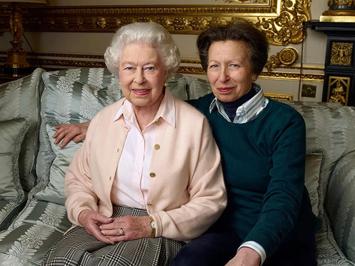 Mía es la bisnieta de la reina Isabel II y la nieta de la hija de la reina, Ana del Reino Unido.