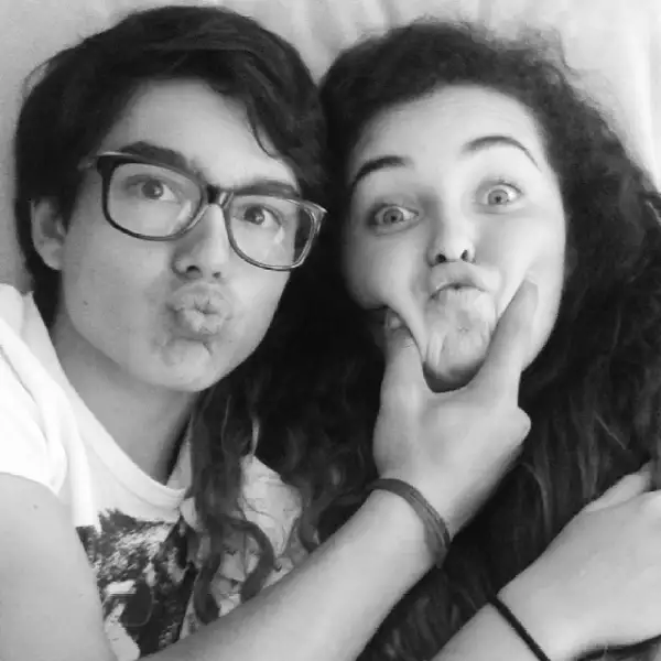 Son graciosos y siempre tienen una mueca para sus fotos juntos.