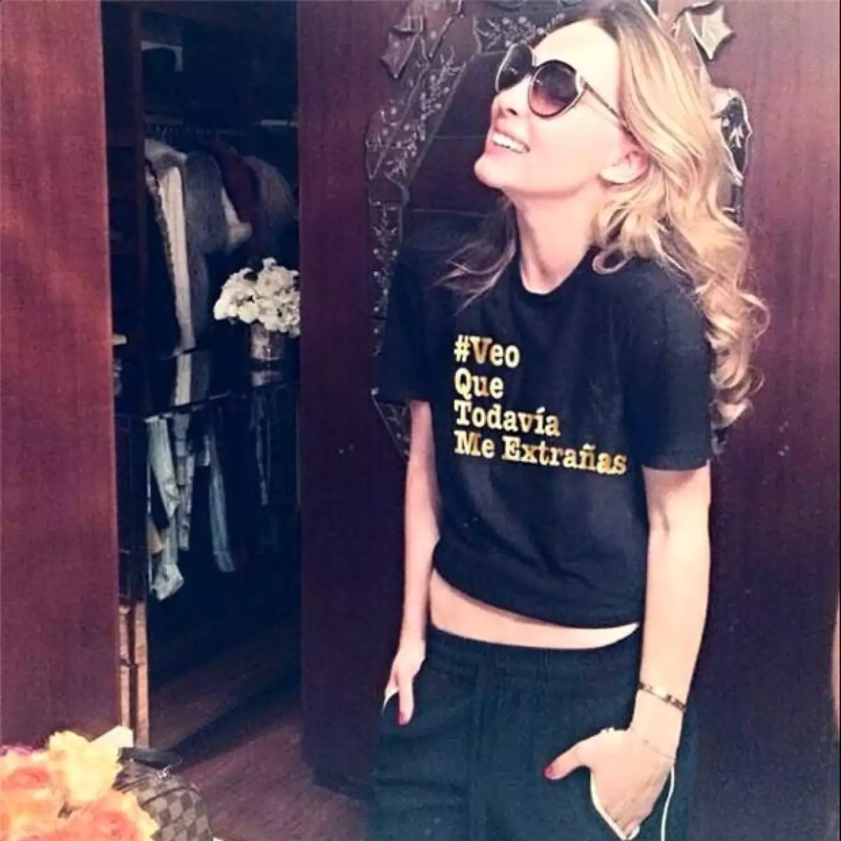 Tras protagonizar una polémica conversación en Twitter con su ex novio Giovani Dos Santos, la cantante hizo publicidad a una playera que lanzó con la frase que el jugador le escribió e hizo popular.