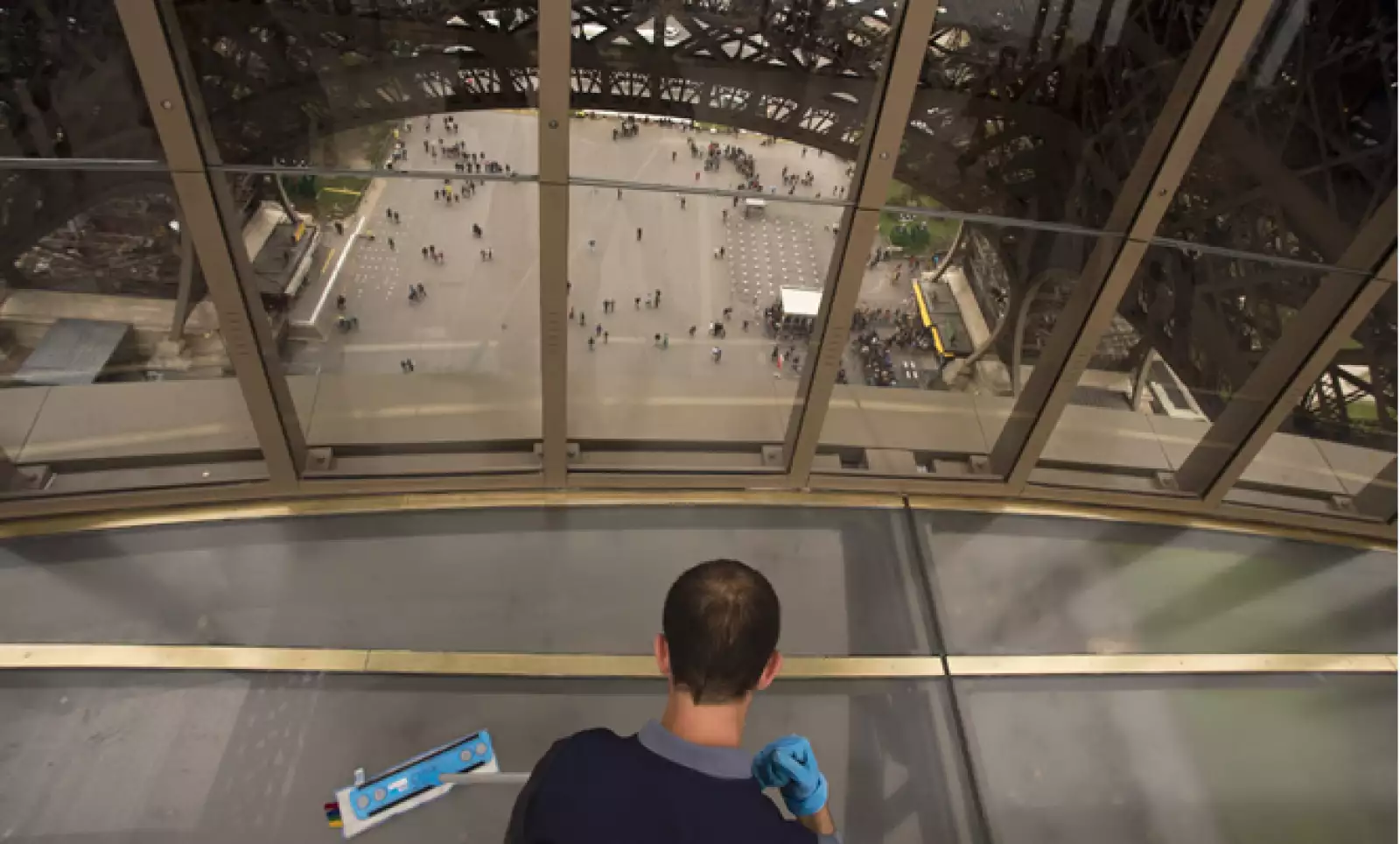 La planta está a 57 metros del suelo, la Torre tiene una altura total de 324 metros.