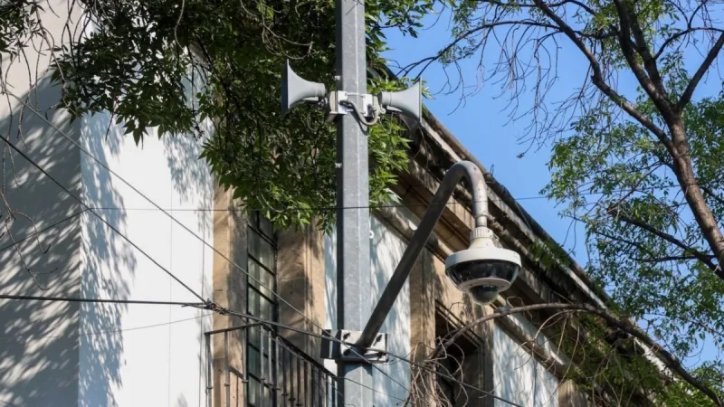 Poste de cemento en la CDMX con bocinas de la alerta sísmica. 