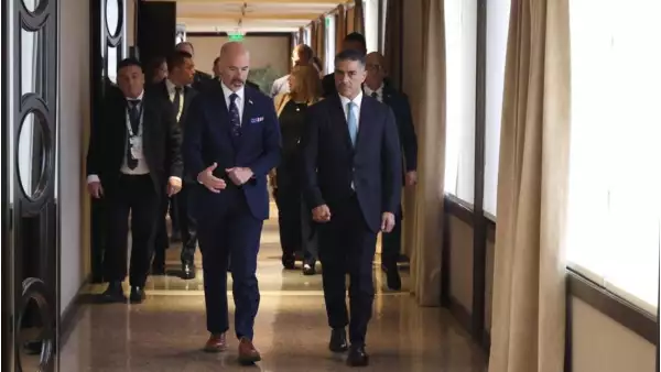 El secretario de Seguridad, Omar García Harfuh, camina junto a Terry Cole, director de la DEA.