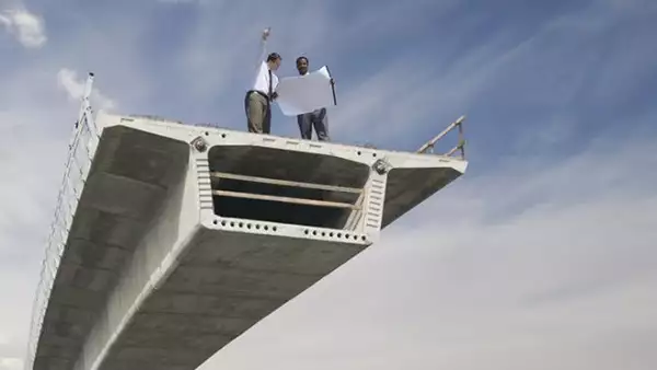 Puente en construcci�n