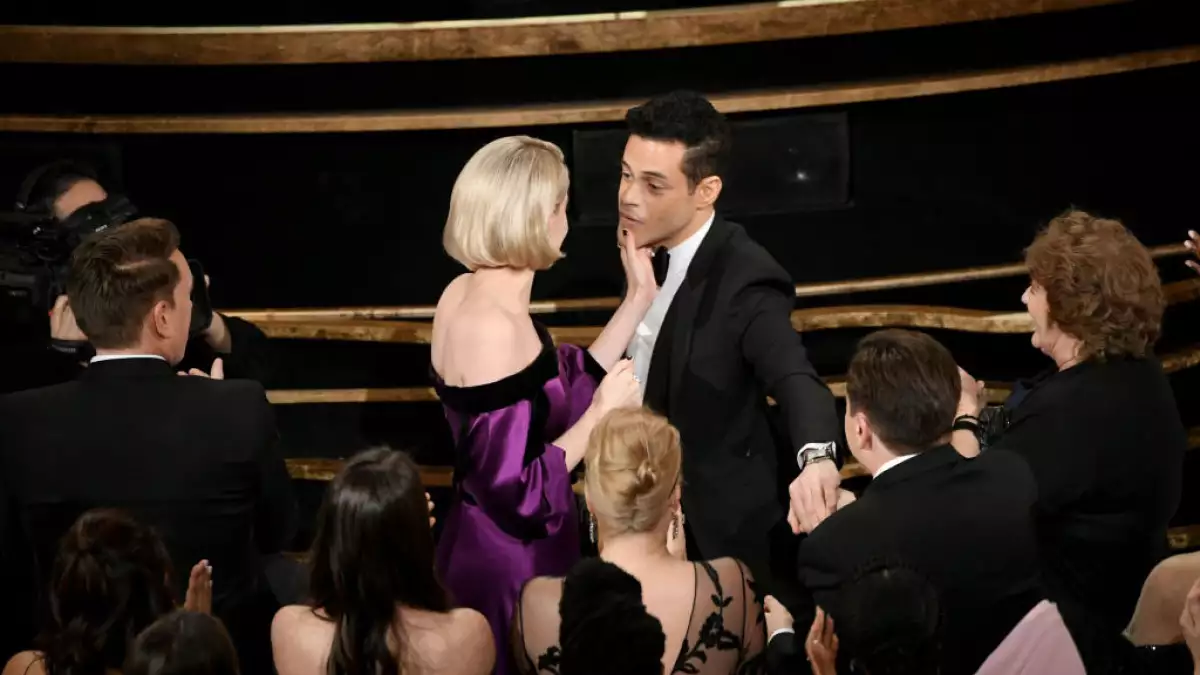 Lucy Boynton y Rami Malek