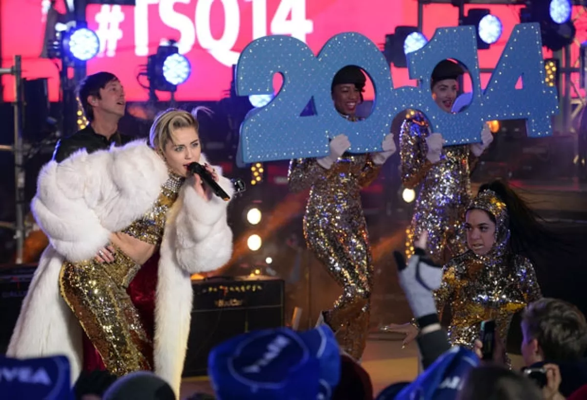 Cyrus logrÃ³ que los asistentes corearan "Wrecking Ball".
