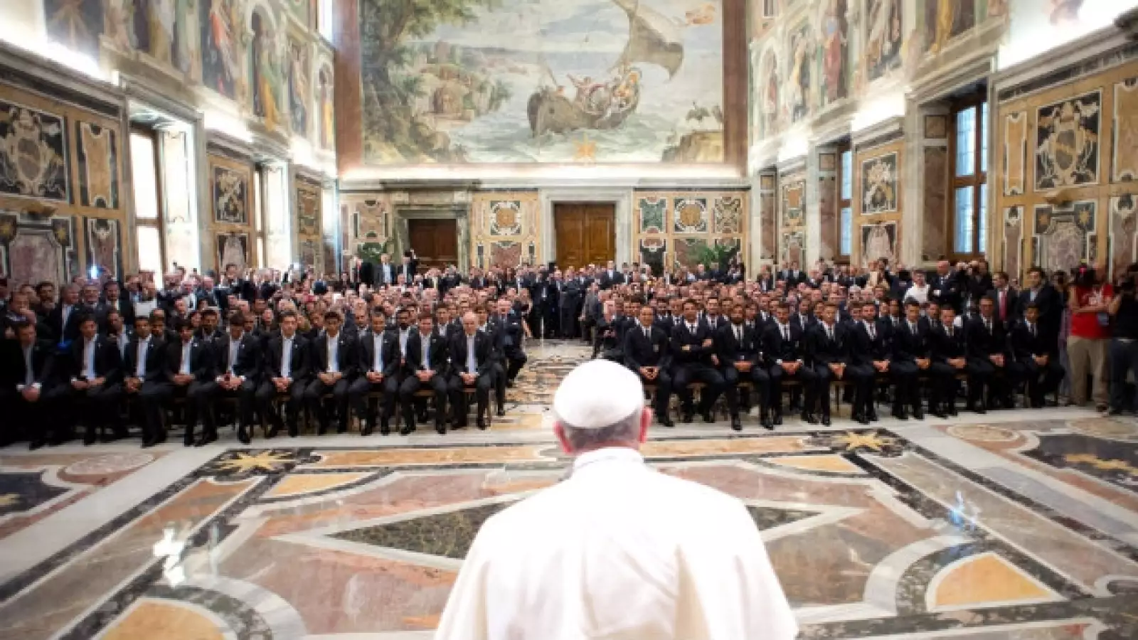 El papa Francisco recibe a futbolistas italianos y argentinos