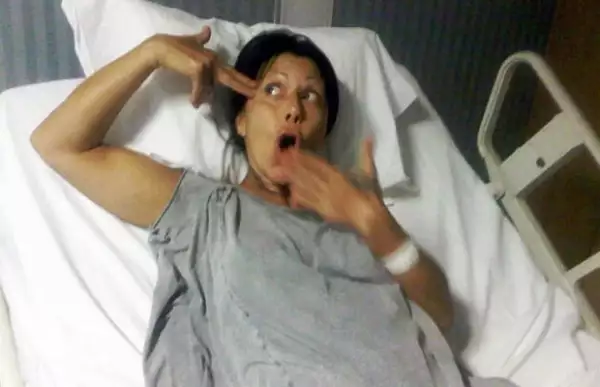 La cantante informó que la operación se debía a un desgaste en su cadera y bromeó sobre el supuesto balazo que recibió.