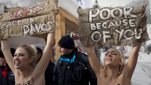 Tras un complicado recorrido para llegar al poblado turístico de Suiza, que cuenta con un fuerte dispositivo de seguridad, las mujeres llegaron a la entrada del centro de convenciones donde se realiza el encuentro.