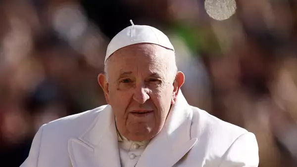 El Papa Francisco llega a la audiencia general semanal en St. Plaza de San Pedro en el Vaticano, 29 de marzo de 2023.