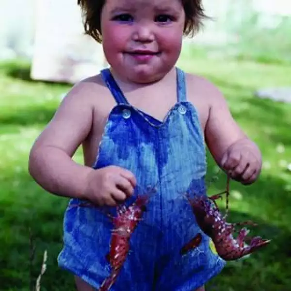 Fue bautizada en una iglesia católica, pero a los 13 años la rebautizaron en una cristiana.