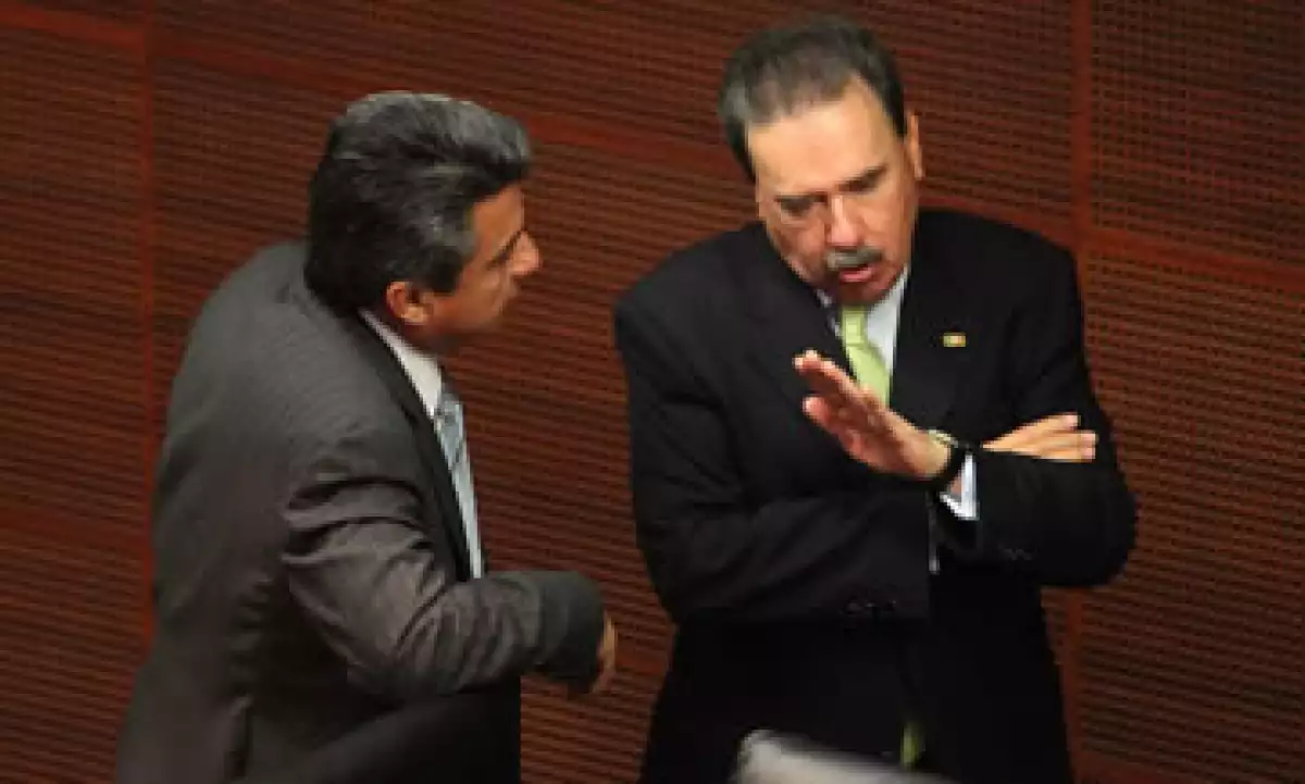 Emilio Gamboa Patrón, líder del PRI en el Senado (der), confía que la reforma fiscal quedará aprobada en las próximas horas. (Foto: Notimex)