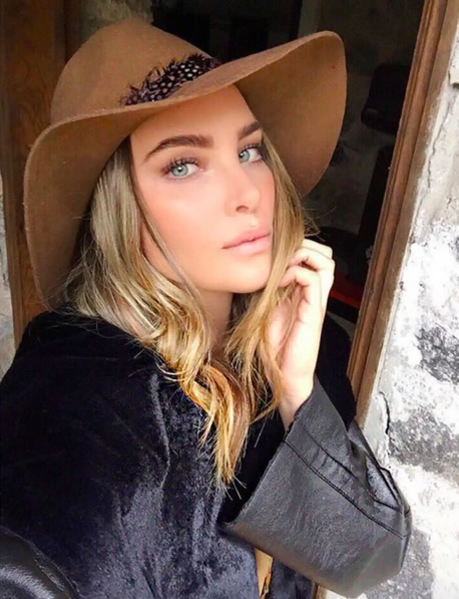 Selfie time! Belinda posó guapísima para todos sus seguidores presumiendo su estilo.