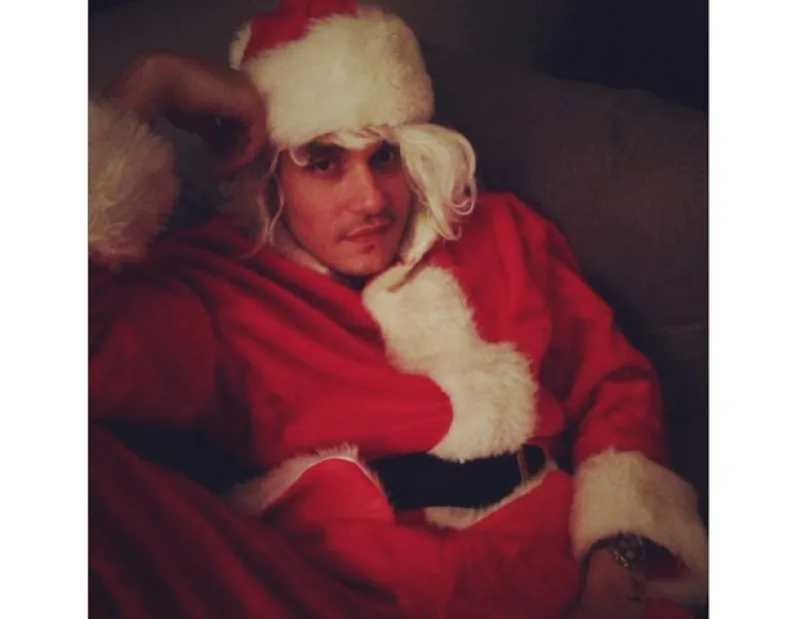 La cantante californiana compartió una foto de John Mayer disfrazado de Santa Claus y pese a que se rumoró sobre una posible ruptura, todo parece ir viento en popa.