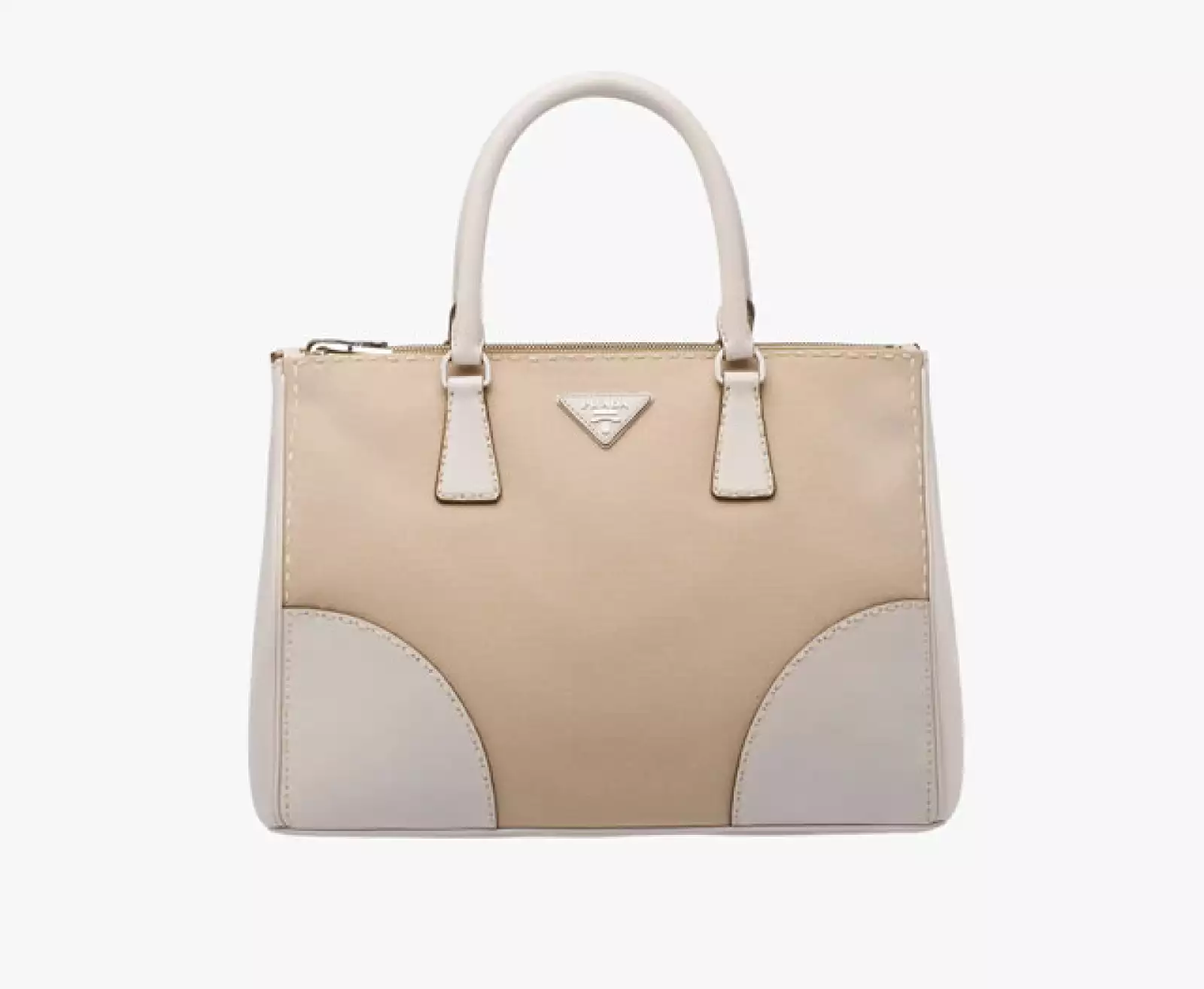 Prada le inyectó aires setenteros a su clásica Tote.