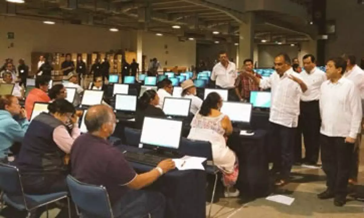 Maestros inconformes apagaron las computadoras y detuvieron la aplicación, minutos más tarde otros continuaron. (Foto: Gobierno de Guerrero/ Cortesía )
