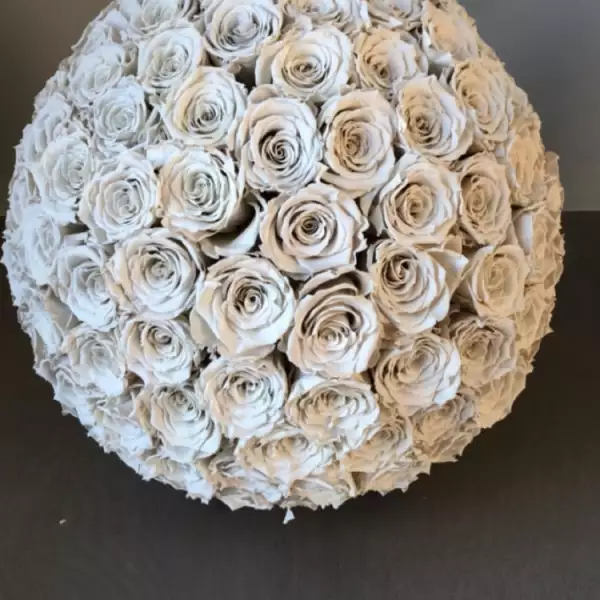 Kim Kardashian recibió decenas de flores por su cumple 37