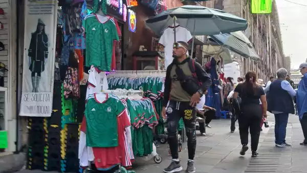 Mientras la playera oficial de la selección mexicana supera los 2,000 pesos, las piratas van desde 100 pesos en CDMX