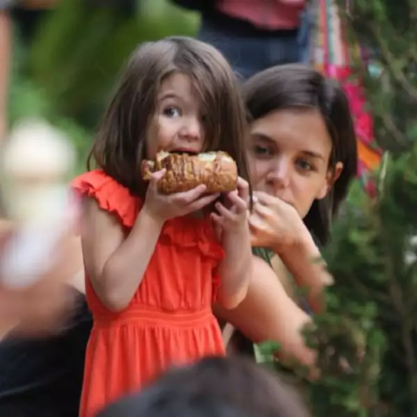 Suri se muestra muy expresiva al comer un delicioso croissant junto a mamá.