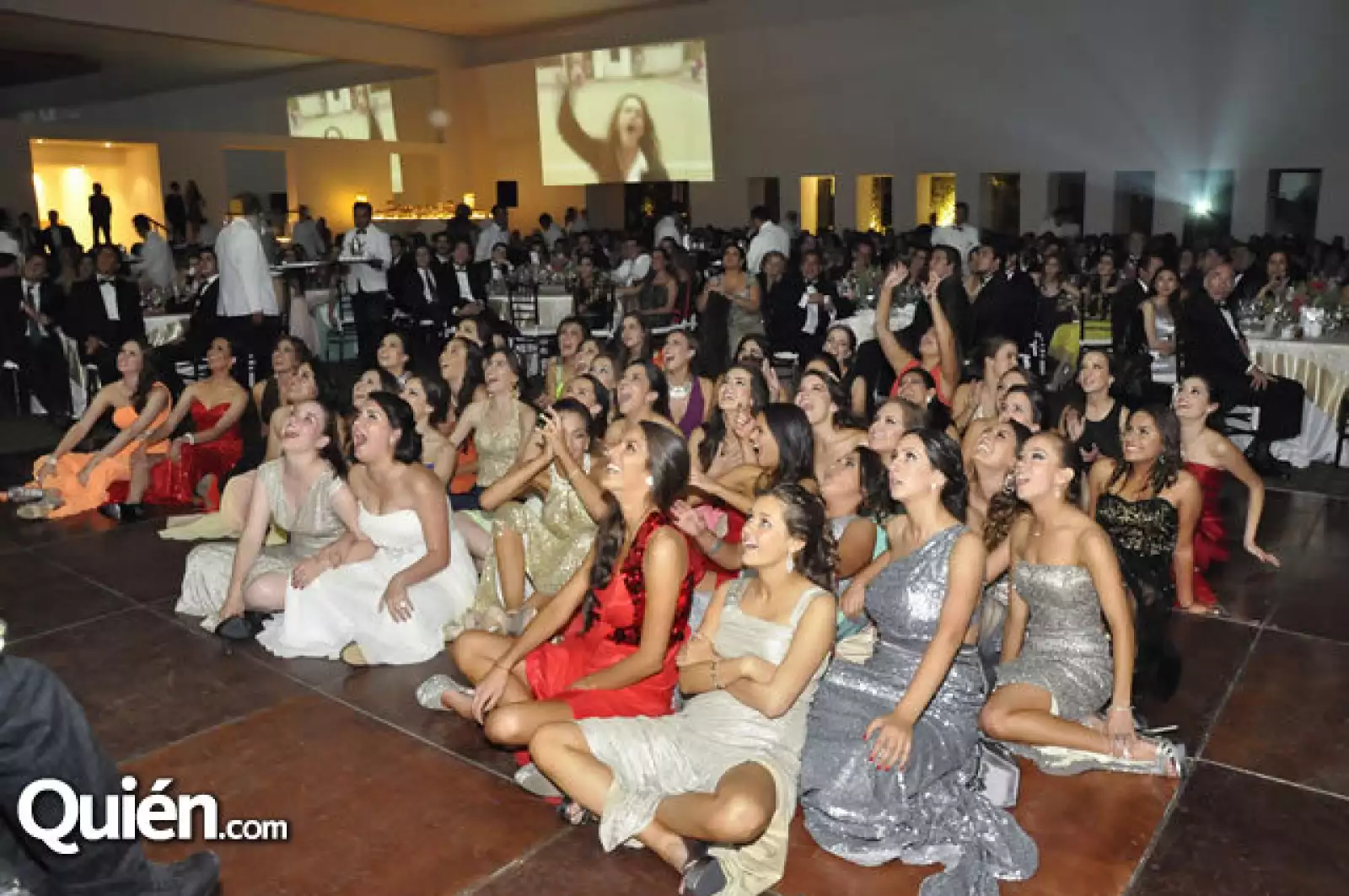 Las graduadas disfrutando del video