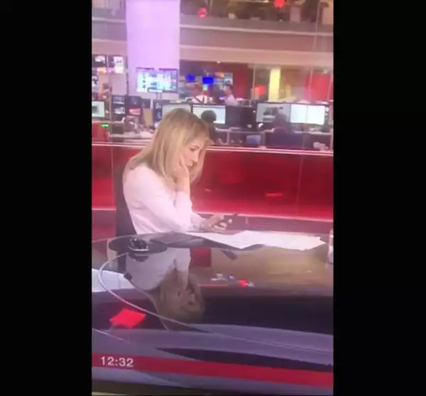 La reportera fue grabada justo en el momento en el que se distrajo con su celular.
