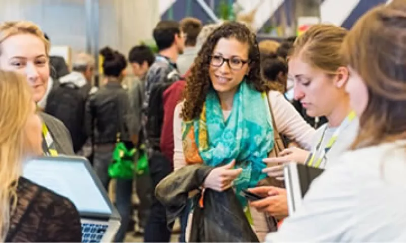 Laura Palmaro (centro) sólo tiene visión periférica y trabaja creando productos en Google para personas ciegas. (Foto: Google )