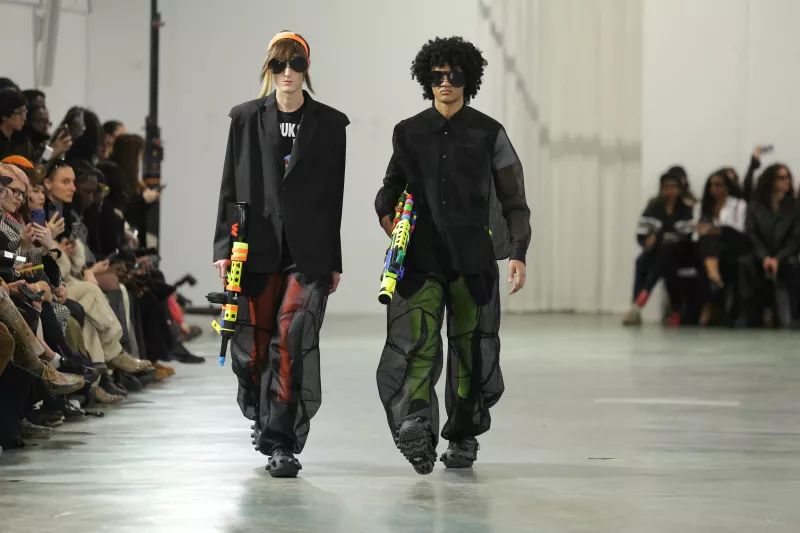 Con toques punk, Anderson reinventa los clásicos de Dior en la Semana de la Moda masculina de París