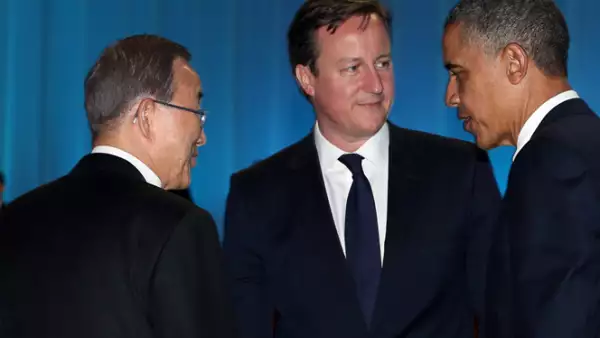 El presidente de EU, Barack Obama (der) charla con el primer ministro británico, David Cameron (centro) y el secretario general de la ONU, Ban Ki Moon (izq) en la inauguración de la Cumbre en Los Cabos, México.