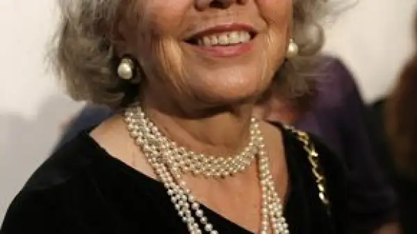 En la víspera de su cumpleaños 77 y tres días después de agregar otro honoris causa a su hoja de vida, la escritora y periodista mexicana no se siente aún complacida.