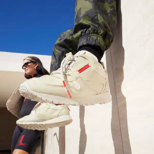 En primer plano una persona luciendo los tenis Reebok Equipment Essentials.