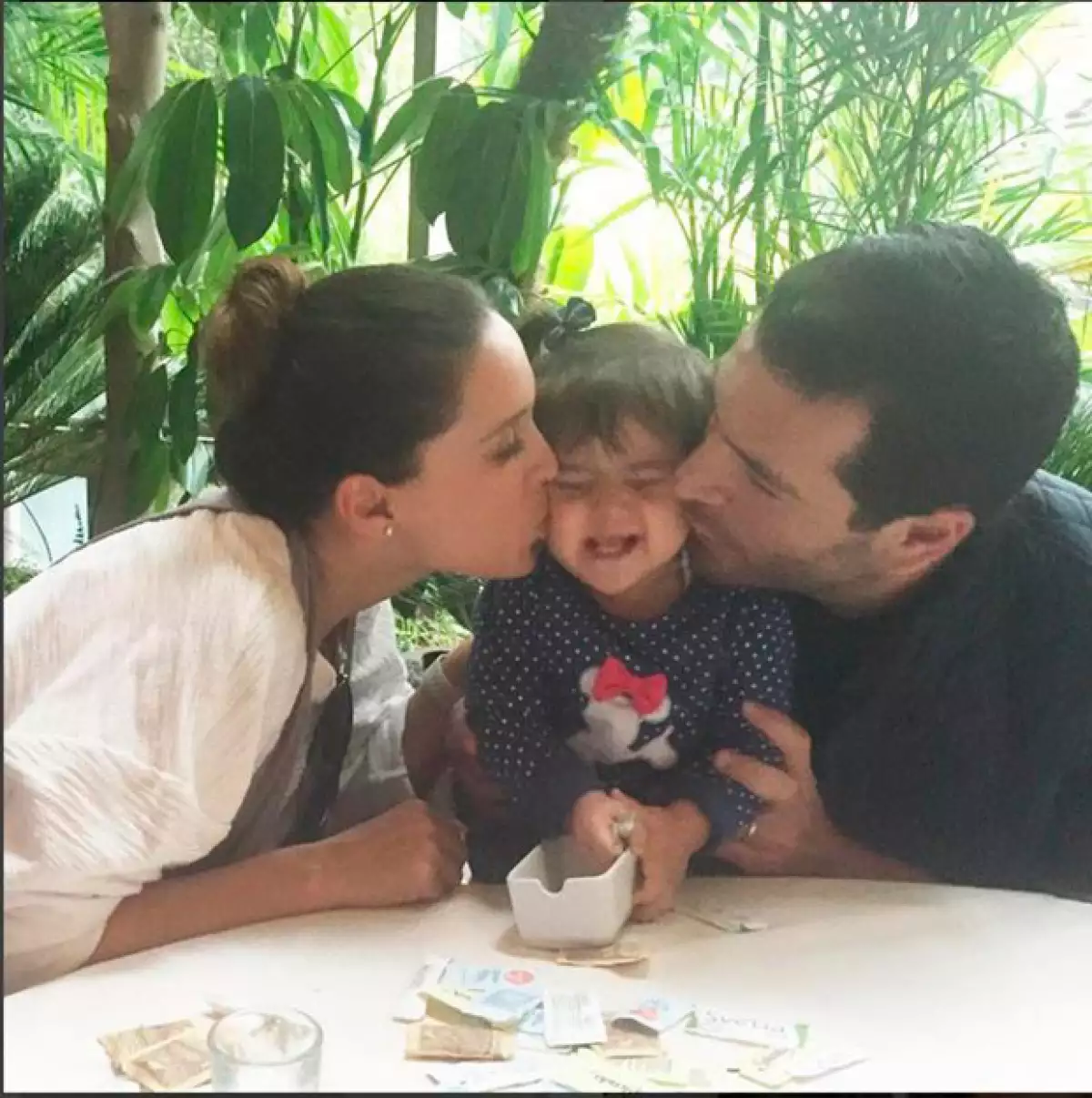 La hija menor de la conductora y el abogado Martín Fuentes hizo algunas travesuras en una boutique, razón por la que, según su papá, le pidieron dejar el lugar.