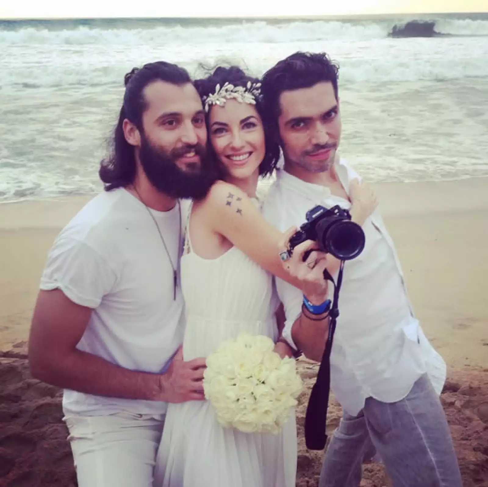 Los nuevos esposos tomándose una foto para el recuerdo.