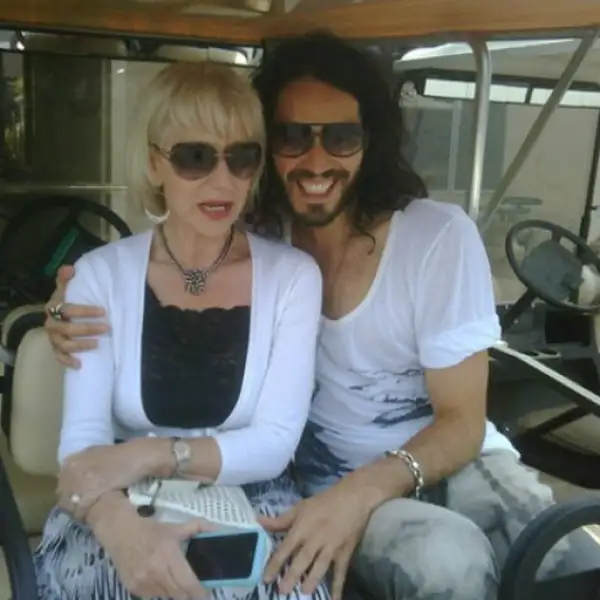 El prometido de Katy Perry, Russell Brand, al lado de Helen Mirren, ‘mi nueva nana´escribió el comediante.