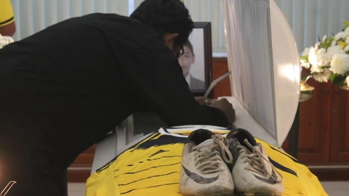 Un hombre se postra en el ataúd del futbolista de tercera división, David García Evangelista, quién murió el pasado viernes en Iguala, Guerrero