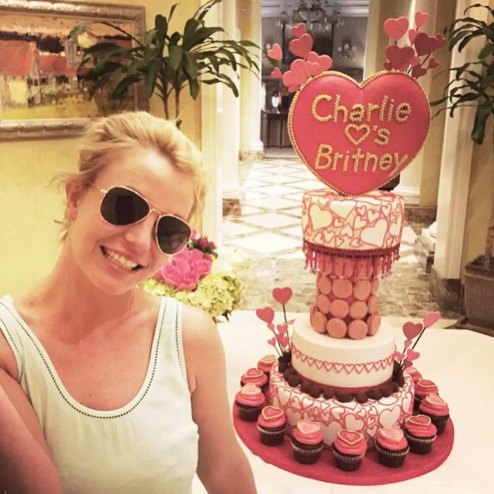 El novio de Britney le preparó algo muy especial: un delicioso pastel en el que hasta arriba tiene escrito Charlie ama a Britney.