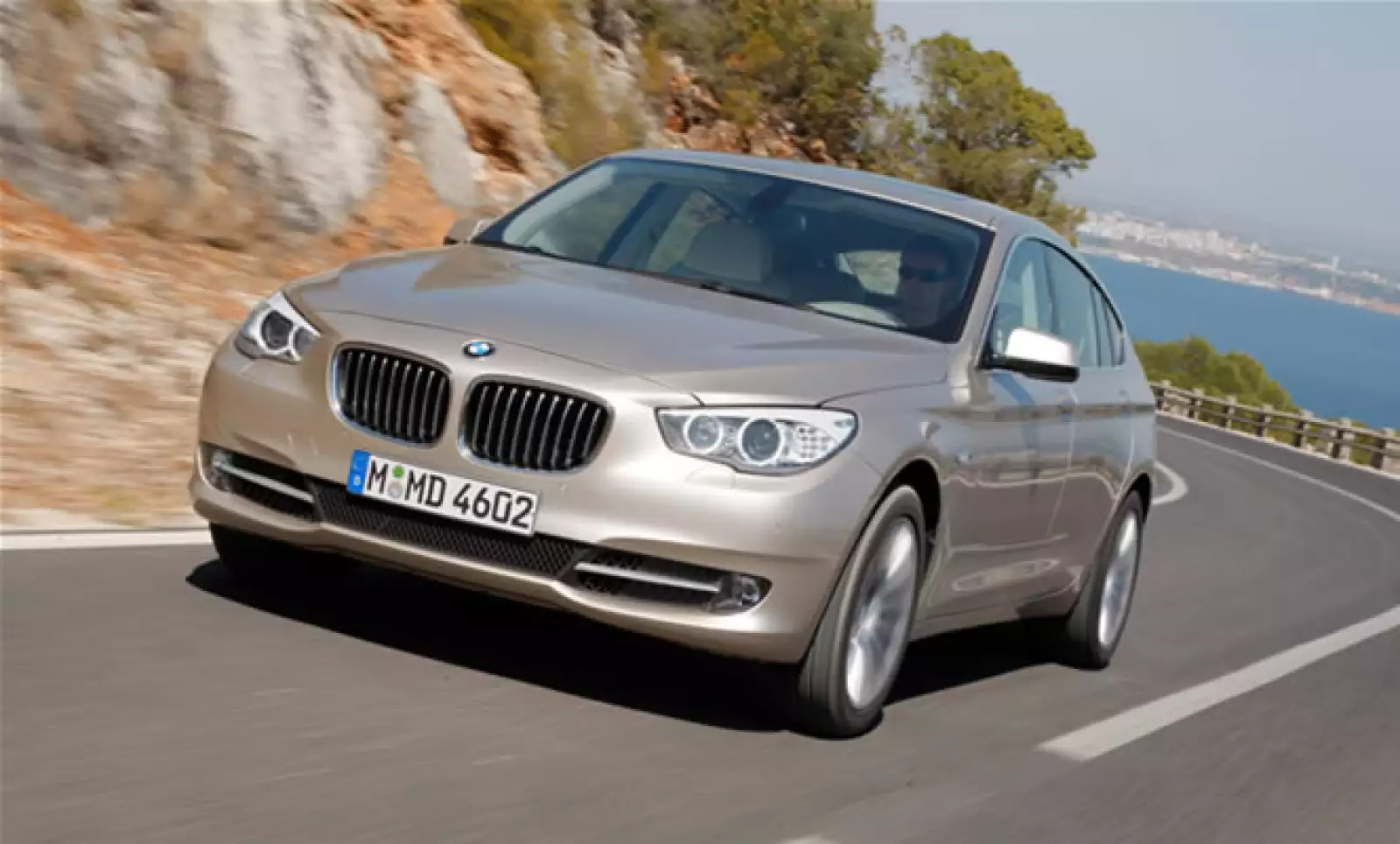 Cuenta con un sistema de adaptación automática del haz de luz que incluye iluminación variable en curvas y al doblar esquinas.