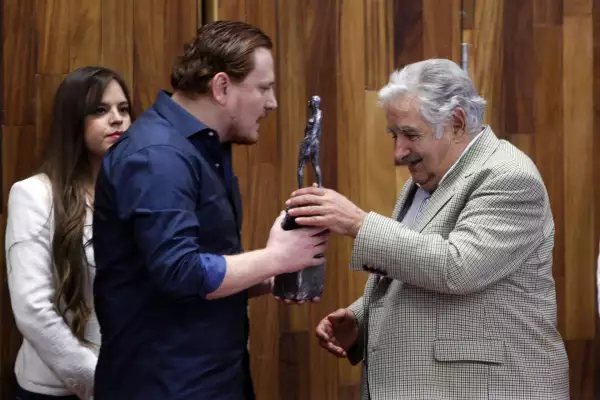 Galardón Jóse Mujica