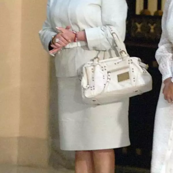 Uno de los lugares favoritos de Elba Esther para hacer shopping es Neiman Marcus, y según CNN Expansión, los traspasos monetarios al almacen ascendieron a un total de 2.1 millones de dólares.