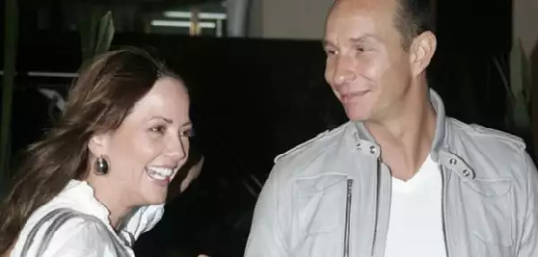 Mientras que Andrea viste a sus hijas para el colegio, Érick es quien las lleva a la escuela.