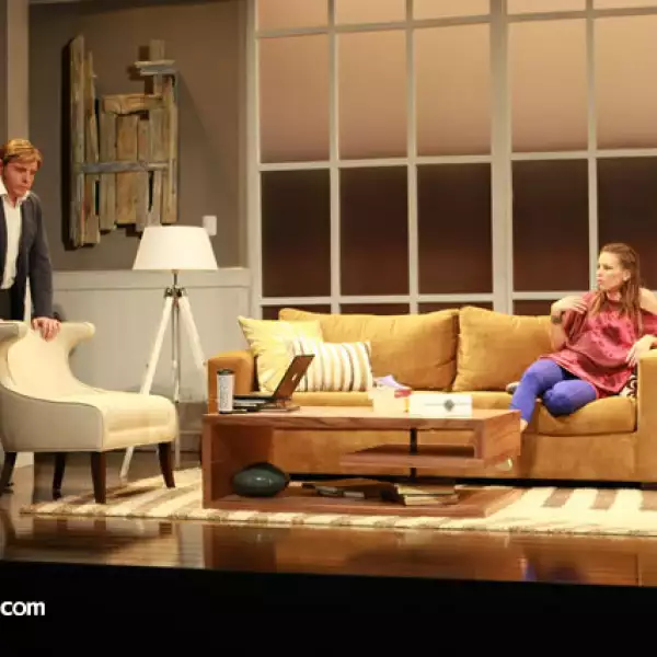 Mario Iván Martínez y Dominika Paleta en escena.