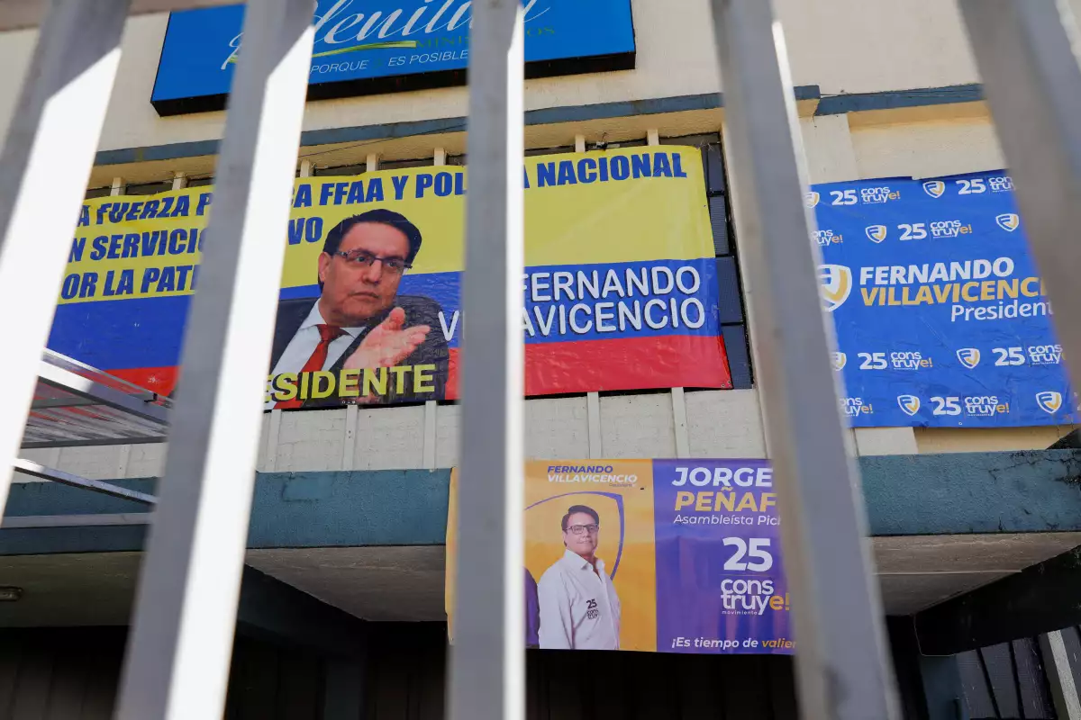 Los carteles de la campaña se ven en la escena del crimen donde el candidato presidencial ecuatoriano, Fernando Villavicencio, un crítico vocal de la corrupción y el crimen organizado, fue asesinado durante un evento de campaña en Quito, Ecuador, el 10 de agosto de 2023.