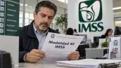 Hombre revisa un documento con la leyenda “Modalidad 40 IMSS” dentro de una oficina del IMSS, con el logotipo institucional visible al fondo.