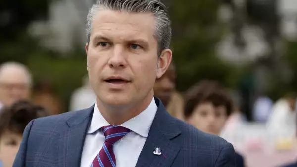 Estados Unidos El Secretario de Defensa Pete Hegseth habla con los periodistas durante el Rollo de Huevos de Pascua de la Casa Blanca en el Jardín Sur de la Casa Blanca el 21 de abril de 2025 en Washington, DC. La Casa Blanca dijo que esperan que miles de niños y adultos participen en la tradición anual de liar huevos de colores por el césped de la Casa Blanca, que fue iniciada por el presidente Rutherford B. Hayes en 1878.