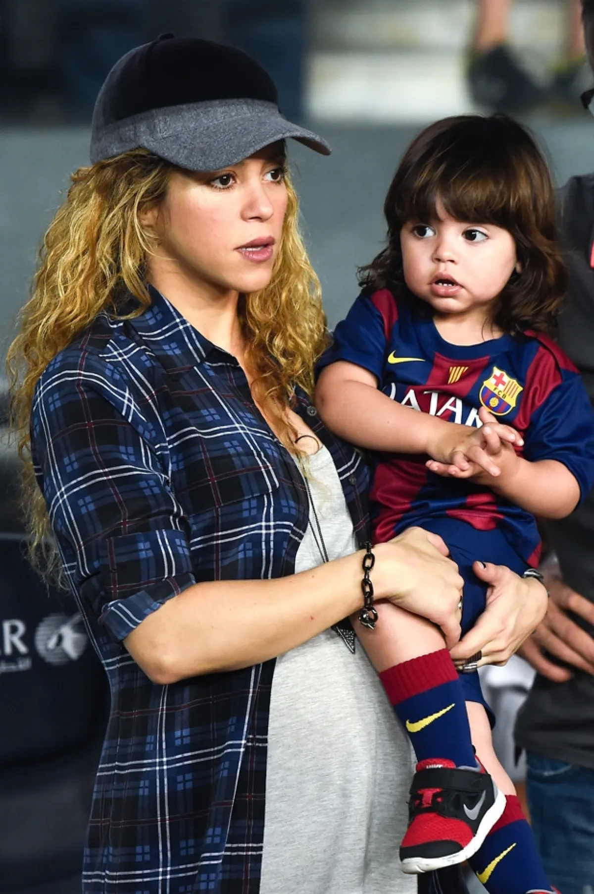 Desde pequeño y con Sasha dentro de la panza de su mamá, Milan apoyaba a Piqué uniformado de azulgrana.
